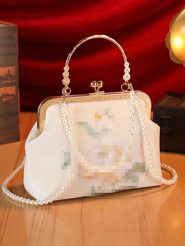 Вечерна чанта с флорална бродерия и синджирна дръжка, полиестерно тяло и подплата, малък квадратен силует, отваряне със щипка, стил: традиционен национален дизайн