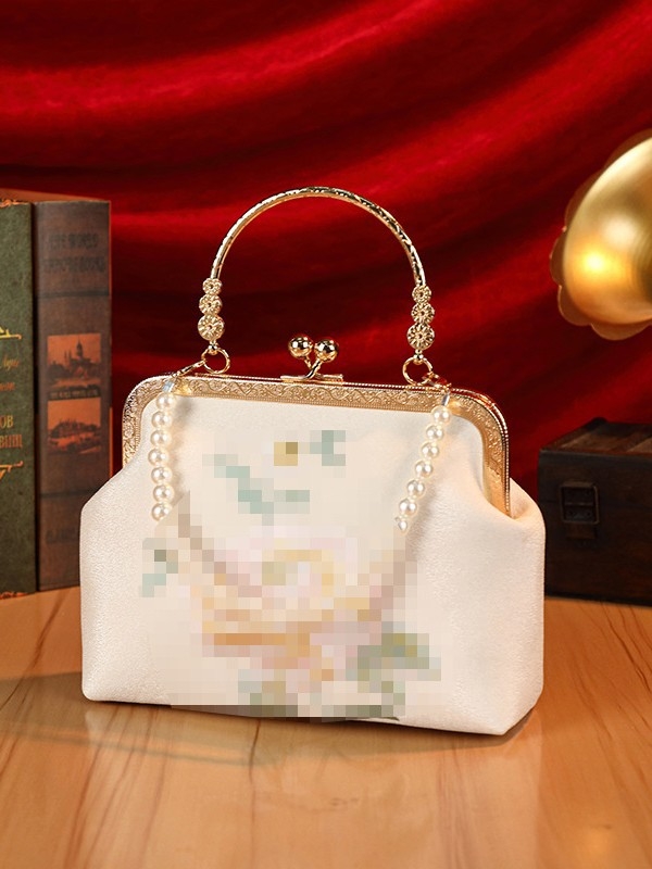 Вечерна чанта с флорална бродерия и синджирна дръжка, полиестерно тяло и подплата, малък квадратен силует, отваряне със щипка, стил: традиционен национален дизайн