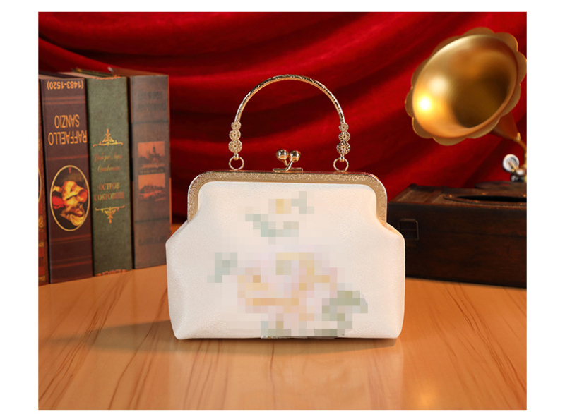 Вечерна чанта с флорална бродерия и синджирна дръжка, полиестерно тяло и подплата, малък квадратен силует, отваряне със щипка, стил: традиционен национален дизайн