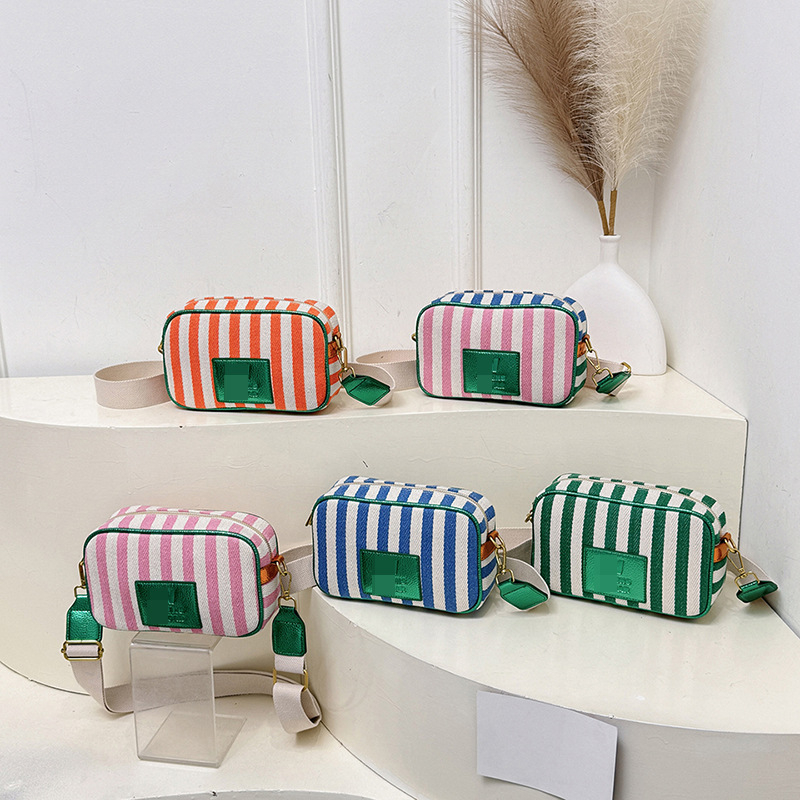 PU crossbody rankinė, horizontali kvadrato formos, užtrauktuko uždarymas, be pamušalo, vidinė laminuota užtrauktuko kišenė, viena pečių dirželė kasdieniam naudojimui