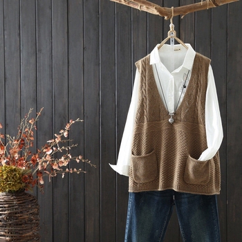 Moterų megzta liemenė su V kaklu — be rankovių, vienos spalvos raštas, akrilo core-spun siūlai, ruduo 2023