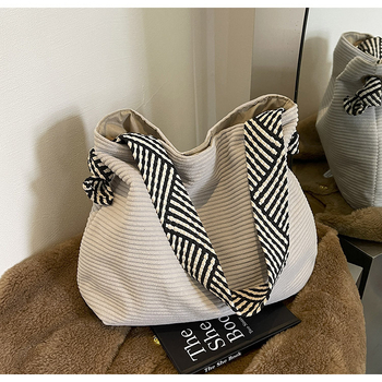 Torba za ramena tipa tote s plisiranom detaljom i širokim remenom, platno, poliester podstava, zatvaranje zatvaračem, unutarnja džep sa zatvaračem