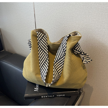 Torba za ramena tipa tote s plisiranom detaljom i širokim remenom, platno, poliester podstava, zatvaranje zatvaračem, unutarnja džep sa zatvaračem