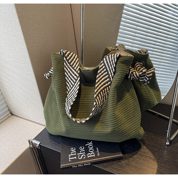 Torba za ramena tipa tote s plisiranom detaljom i širokim remenom, platno, poliester podstava, zatvaranje zatvaračem, unutarnja džep sa zatvaračem