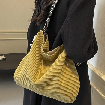 Torba za ramena tipa tote s plisiranom detaljom i širokim remenom, platno, poliester podstava, zatvaranje zatvaračem, unutarnja džep sa zatvaračem