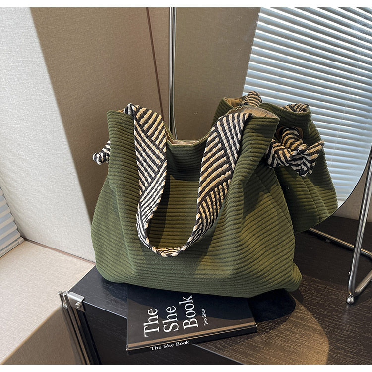 Torba za ramena tipa tote s plisiranom detaljom i širokim remenom, platno, poliester podstava, zatvaranje zatvaračem, unutarnja džep sa zatvaračem