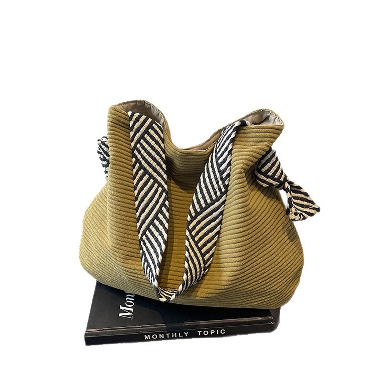 Torba za ramena tipa tote s plisiranom detaljom i širokim remenom, platno, poliester podstava, zatvaranje zatvaračem, unutarnja džep sa zatvaračem