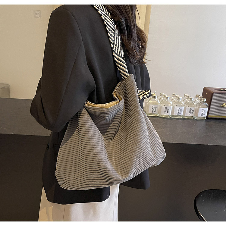 Torba za ramena tipa tote s plisiranom detaljom i širokim remenom, platno, poliester podstava, zatvaranje zatvaračem, unutarnja džep sa zatvaračem