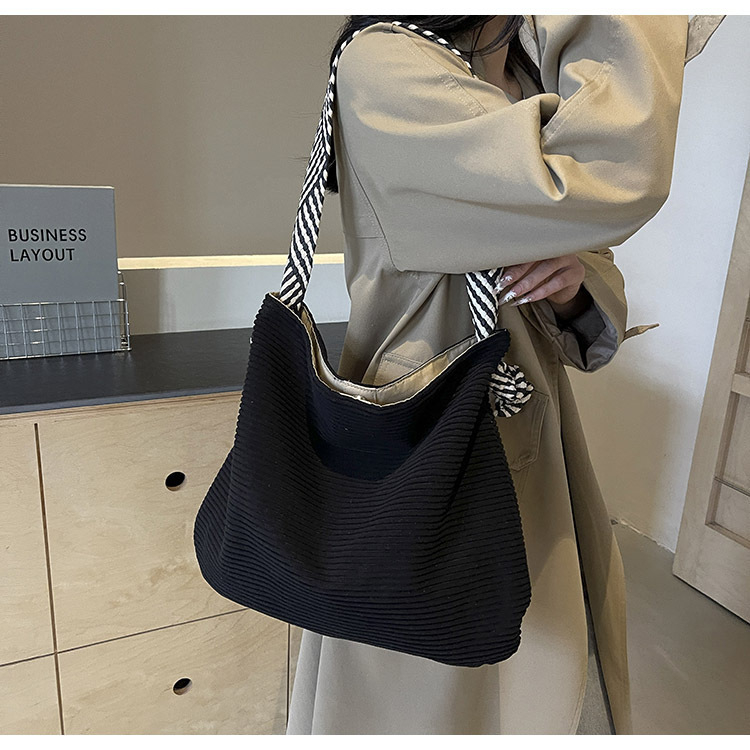 Torba za ramena tipa tote s plisiranom detaljom i širokim remenom, platno, poliester podstava, zatvaranje zatvaračem, unutarnja džep sa zatvaračem