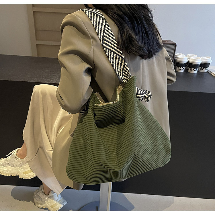 Torba za ramena tipa tote s plisiranom detaljom i širokim remenom, platno, poliester podstava, zatvaranje zatvaračem, unutarnja džep sa zatvaračem