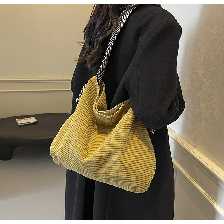 Torba za ramena tipa tote s plisiranom detaljom i širokim remenom, platno, poliester podstava, zatvaranje zatvaračem, unutarnja džep sa zatvaračem