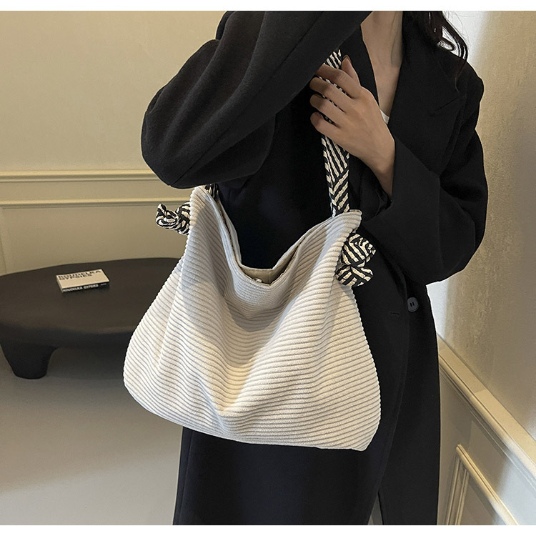 Torba za ramena tipa tote s plisiranom detaljom i širokim remenom, platno, poliester podstava, zatvaranje zatvaračem, unutarnja džep sa zatvaračem