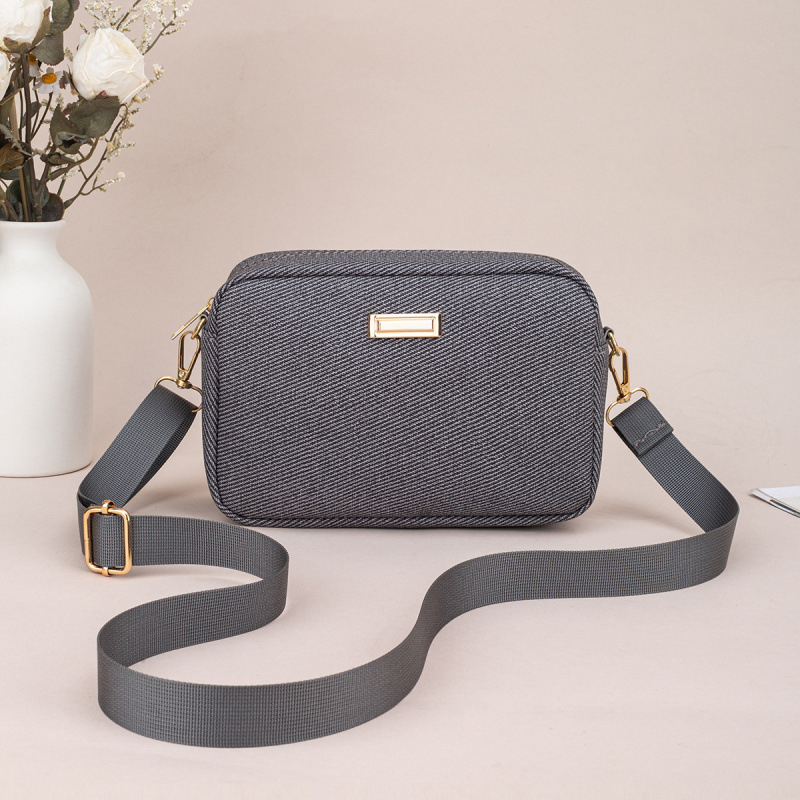 Ženska torbica preko ramena za slobodno vrijeme - PU koža, horizontalni kvadratni oblik, zatvaranje na zip, unutarnja džep za mobitel