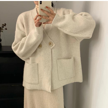 V-izrez kardigan s udobnim krojem, dvije gumbe, debeli pleteni materijal, poliestersko-spandeks mješavina — jesen 2025.