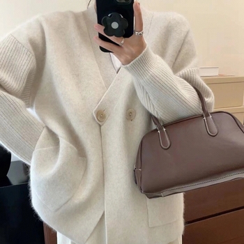 V-izrez kardigan s udobnim krojem, dvije gumbe, debeli pleteni materijal, poliestersko-spandeks mješavina — jesen 2025.