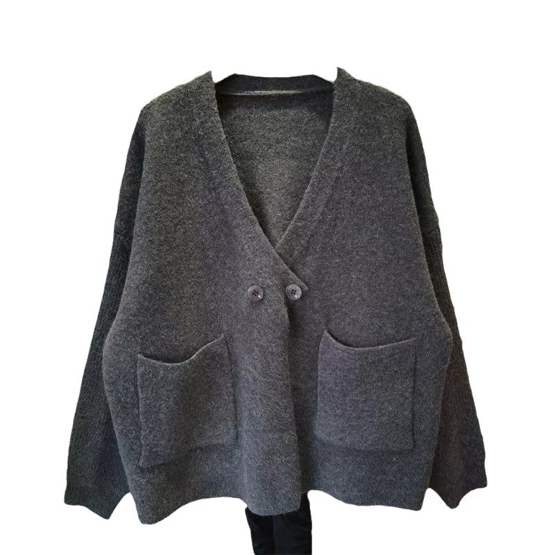 V-izrez kardigan s udobnim krojem, dvije gumbe, debeli pleteni materijal, poliestersko-spandeks mješavina — jesen 2025.