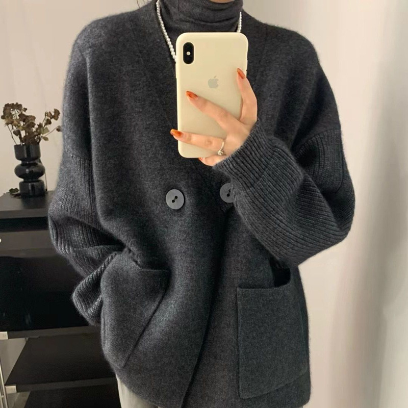 V-izrez kardigan s udobnim krojem, dvije gumbe, debeli pleteni materijal, poliestersko-spandeks mješavina — jesen 2025.