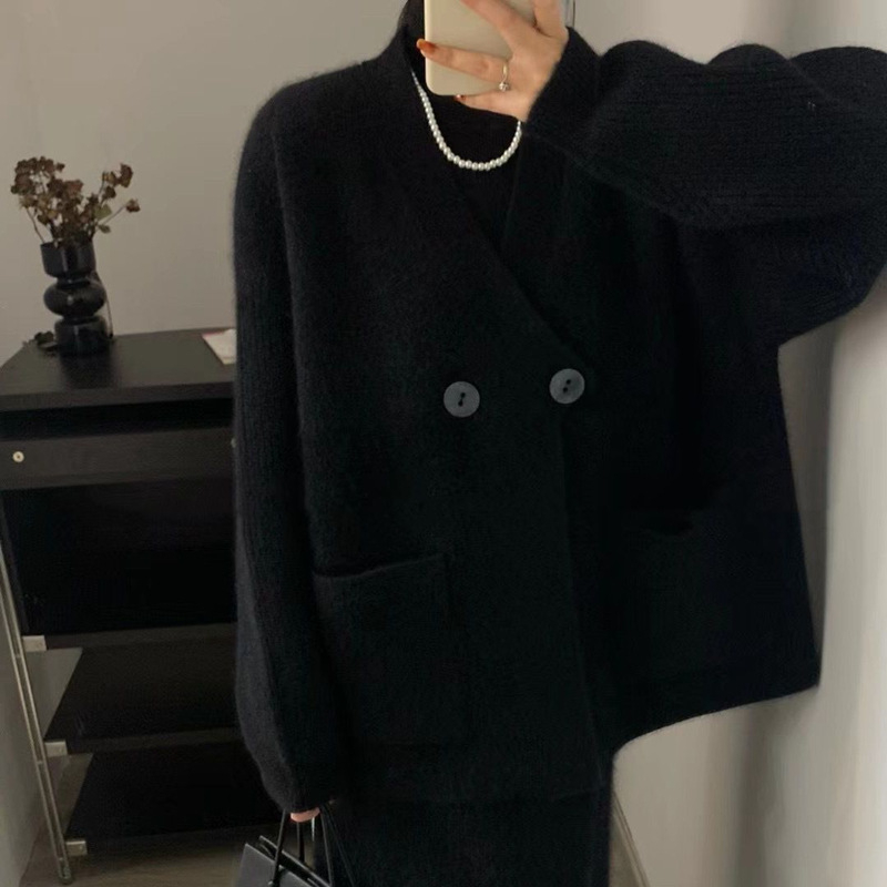 V-izrez kardigan s udobnim krojem, dvije gumbe, debeli pleteni materijal, poliestersko-spandeks mješavina — jesen 2025.