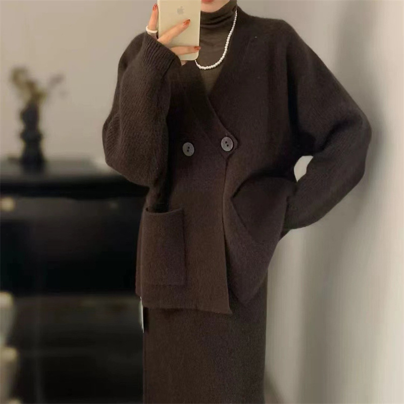 V-izrez kardigan s udobnim krojem, dvije gumbe, debeli pleteni materijal, poliestersko-spandeks mješavina — jesen 2025.