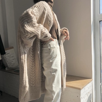 Debeli pleteni kardigan, jednobojna boja, srednje duljine, pamuk–poliester smjesa, slobodan kroj