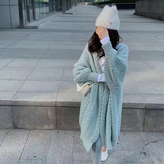 Debeli pleteni kardigan, jednobojna boja, srednje duljine, pamuk–poliester smjesa, slobodan kroj