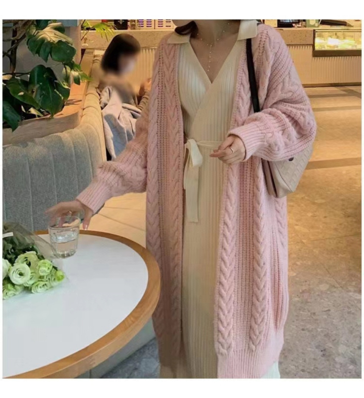 Debeli pleteni kardigan, jednobojna boja, srednje duljine, pamuk–poliester smjesa, slobodan kroj