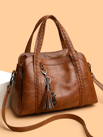 PU tote torba s mekom teksturom, horizontni kvadratni oblik, zatvaranje zatvaračem; poliester podstava; unutarnji džepovi: džep sa zatvaračem, džep za telefon, džep za ID; jednostruka naramenica