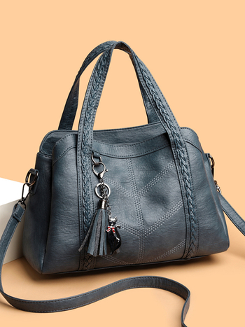 PU tote torba s mekom teksturom, horizontni kvadratni oblik, zatvaranje zatvaračem; poliester podstava; unutarnji džepovi: džep sa zatvaračem, džep za telefon, džep za ID; jednostruka naramenica