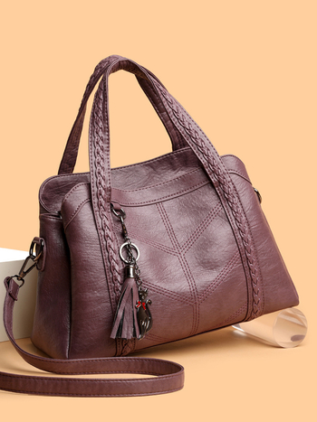 PU tote torba s mekom teksturom, horizontni kvadratni oblik, zatvaranje zatvaračem; poliester podstava; unutarnji džepovi: džep sa zatvaračem, džep za telefon, džep za ID; jednostruka naramenica