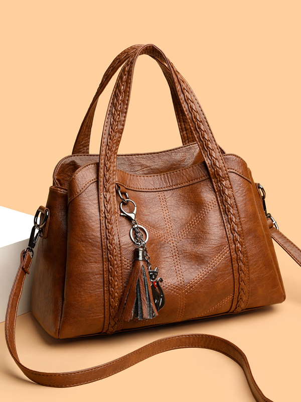 PU tote torba s mekom teksturom, horizontni kvadratni oblik, zatvaranje zatvaračem; poliester podstava; unutarnji džepovi: džep sa zatvaračem, džep za telefon, džep za ID; jednostruka naramenica