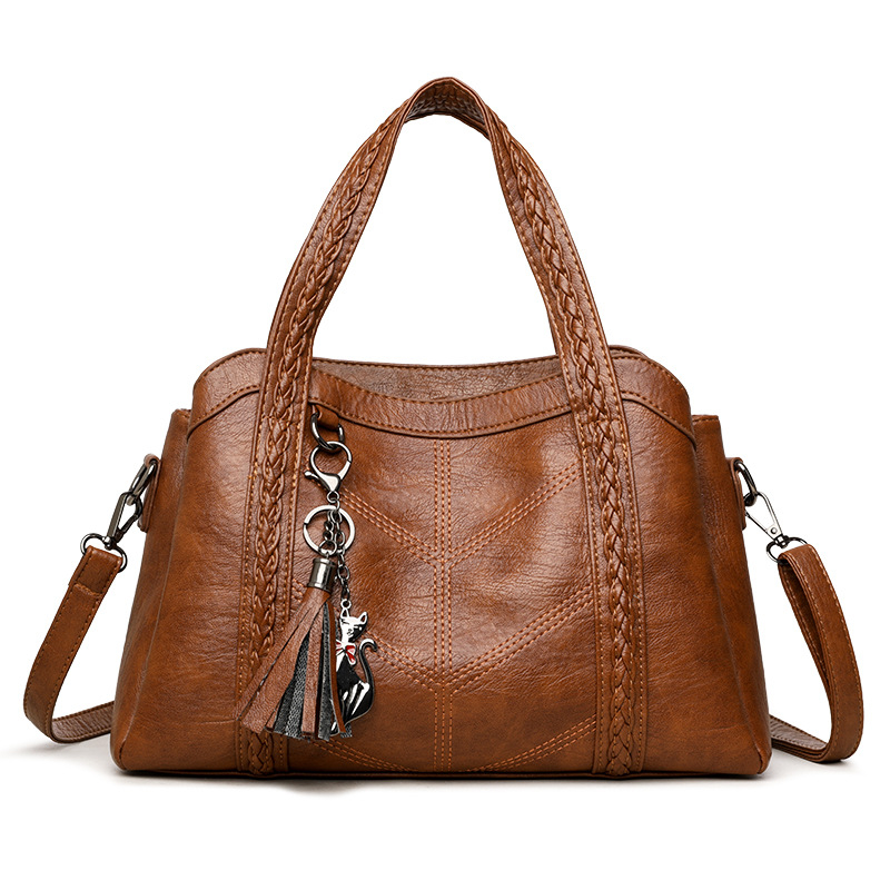 PU tote torba s mekom teksturom, horizontni kvadratni oblik, zatvaranje zatvaračem; poliester podstava; unutarnji džepovi: džep sa zatvaračem, džep za telefon, džep za ID; jednostruka naramenica