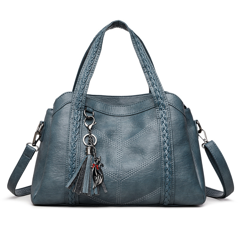 PU tote torba s mekom teksturom, horizontni kvadratni oblik, zatvaranje zatvaračem; poliester podstava; unutarnji džepovi: džep sa zatvaračem, džep za telefon, džep za ID; jednostruka naramenica