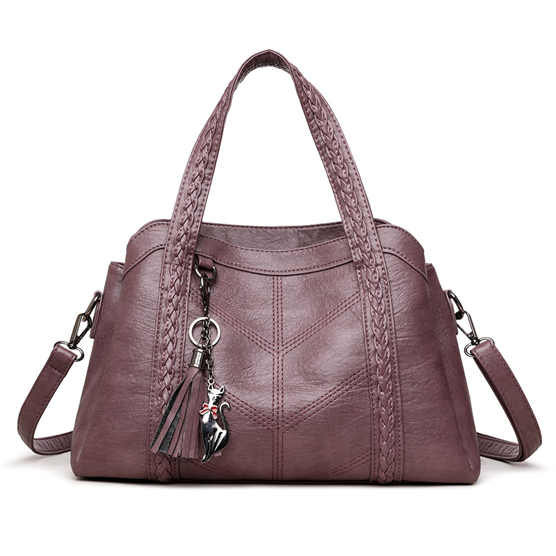 PU tote torba s mekom teksturom, horizontni kvadratni oblik, zatvaranje zatvaračem; poliester podstava; unutarnji džepovi: džep sa zatvaračem, džep za telefon, džep za ID; jednostruka naramenica