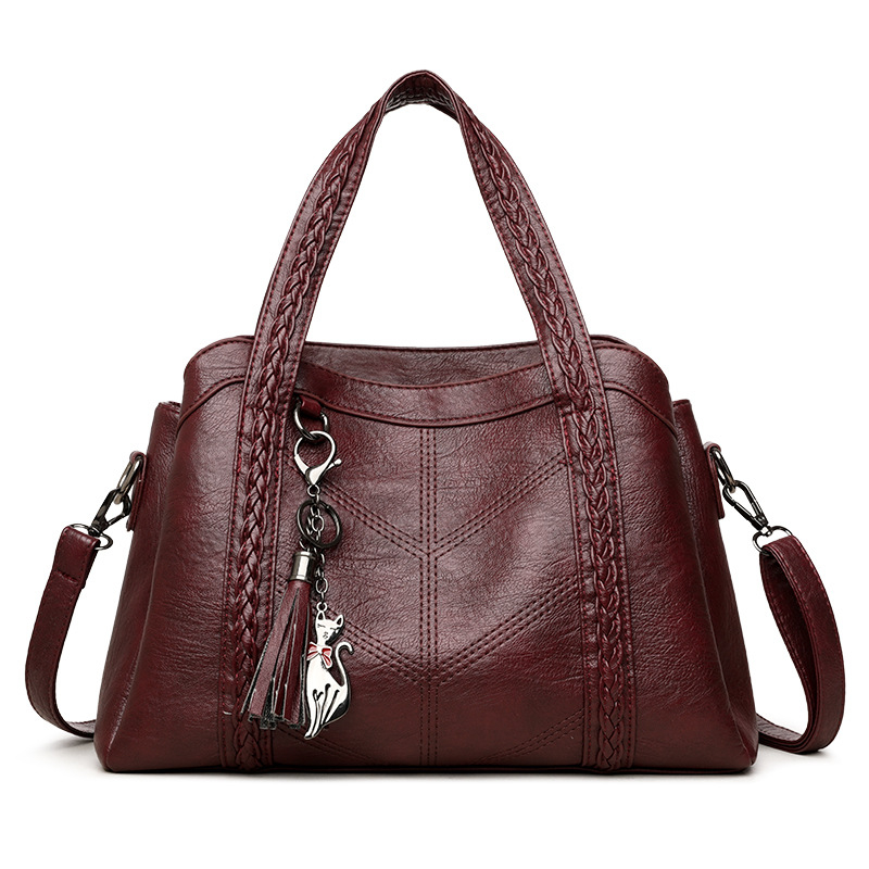 PU tote torba s mekom teksturom, horizontni kvadratni oblik, zatvaranje zatvaračem; poliester podstava; unutarnji džepovi: džep sa zatvaračem, džep za telefon, džep za ID; jednostruka naramenica