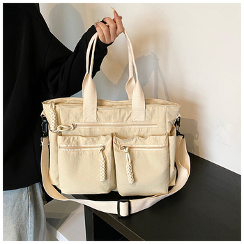 Tote torba — najlon materijal; gradski minimalizam; podstava: poliester; oblik: horizontalni kvadrat; zatvaranje zipom