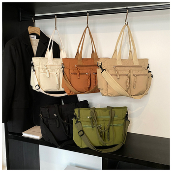 Tote torba — najlon materijal; gradski minimalizam; podstava: poliester; oblik: horizontalni kvadrat; zatvaranje zipom