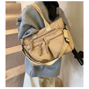 Tote torba — najlon materijal; gradski minimalizam; podstava: poliester; oblik: horizontalni kvadrat; zatvaranje zipom