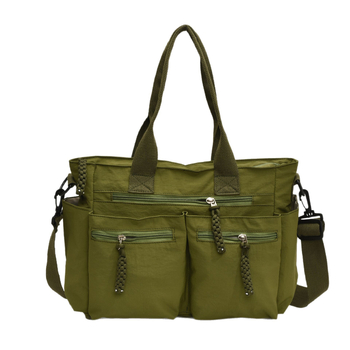 Tote torba — najlon materijal; gradski minimalizam; podstava: poliester; oblik: horizontalni kvadrat; zatvaranje zipom