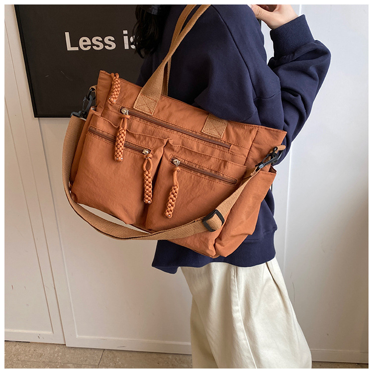 Tote torba — najlon materijal; gradski minimalizam; podstava: poliester; oblik: horizontalni kvadrat; zatvaranje zipom