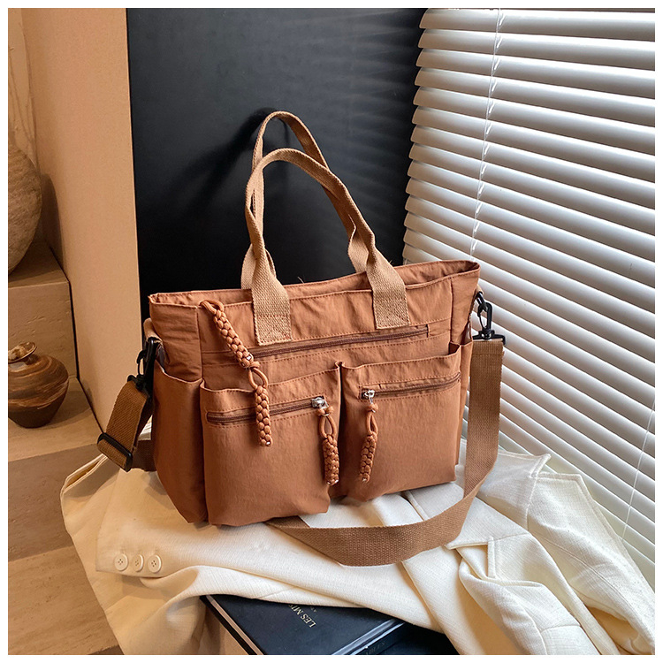 Tote torba — najlon materijal; gradski minimalizam; podstava: poliester; oblik: horizontalni kvadrat; zatvaranje zipom