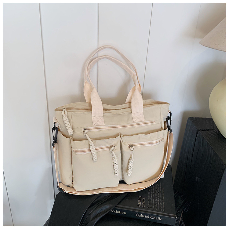 Tote torba — najlon materijal; gradski minimalizam; podstava: poliester; oblik: horizontalni kvadrat; zatvaranje zipom