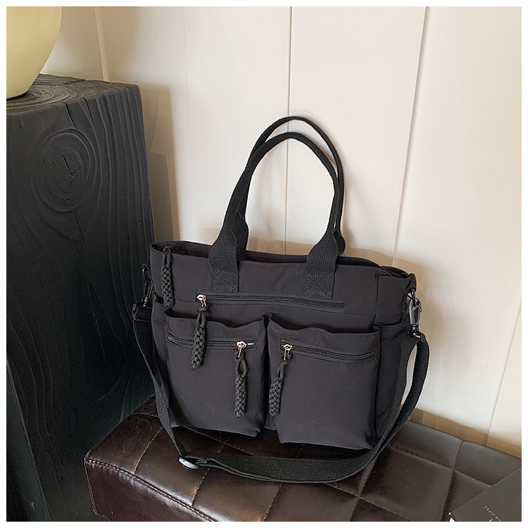 Tote torba — najlon materijal; gradski minimalizam; podstava: poliester; oblik: horizontalni kvadrat; zatvaranje zipom