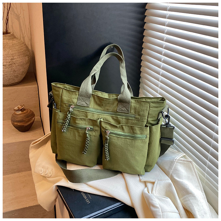 Tote torba — najlon materijal; gradski minimalizam; podstava: poliester; oblik: horizontalni kvadrat; zatvaranje zipom