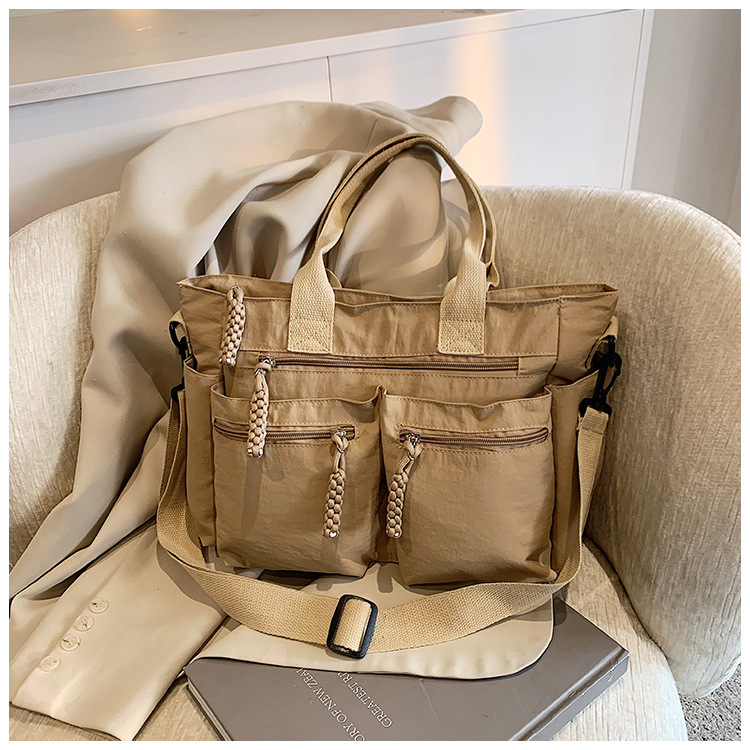 Tote torba — najlon materijal; gradski minimalizam; podstava: poliester; oblik: horizontalni kvadrat; zatvaranje zipom