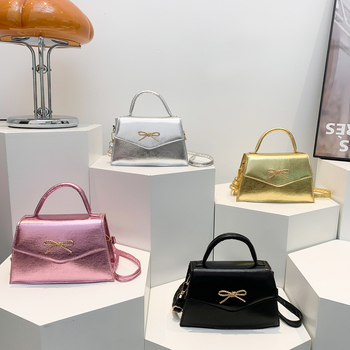 Geantă crossbody din PU, formă orizontal pătrată, închidere cu capac, curea unică, stil stradal