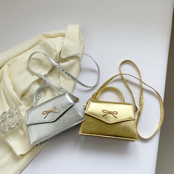 Geantă crossbody din PU, formă orizontal pătrată, închidere cu capac, curea unică, stil stradal