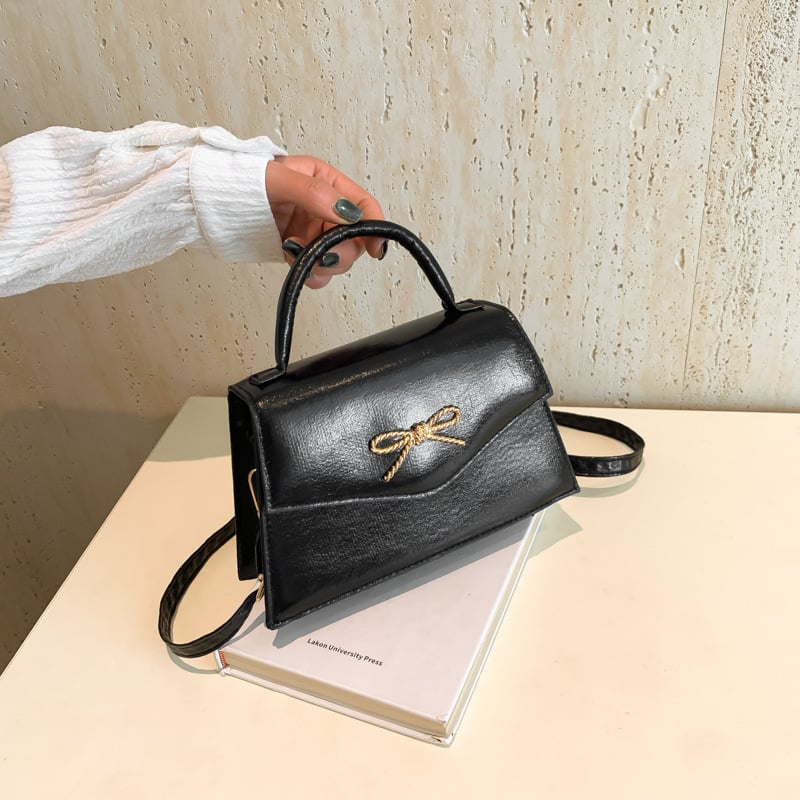 PU medžiagos crossbody rankinė, horizontalaus kvadrato siluetas, dangtelio uždarymas, viena petnešos, gatvės stilius