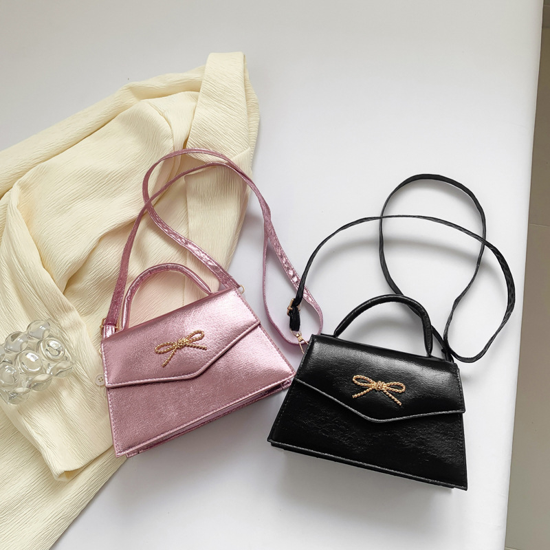 Geantă crossbody din PU, formă orizontal pătrată, închidere cu capac, curea unică, stil stradal