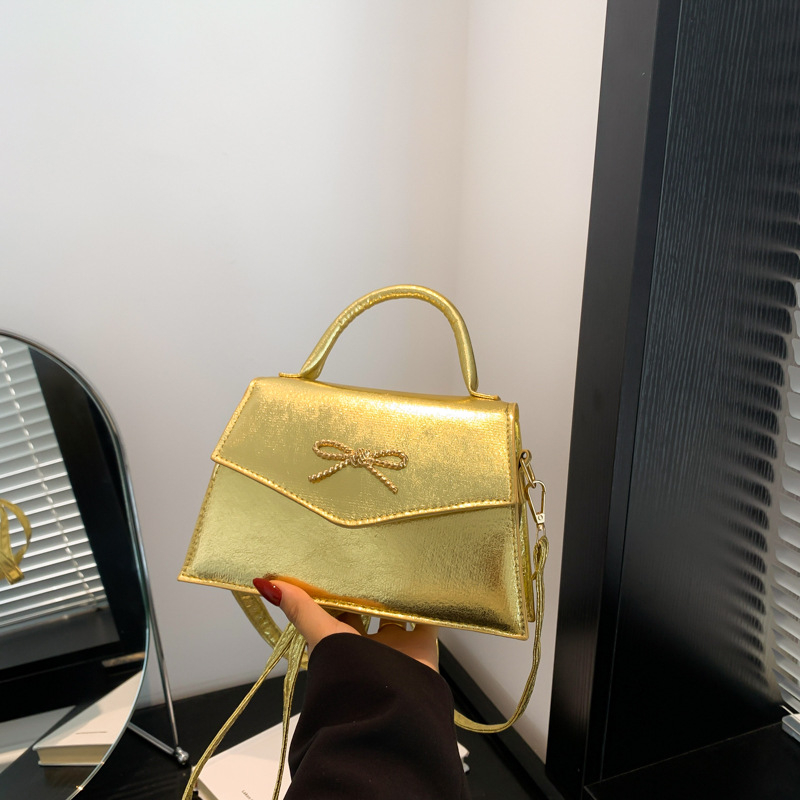 Geantă crossbody din PU, formă orizontal pătrată, închidere cu capac, curea unică, stil stradal