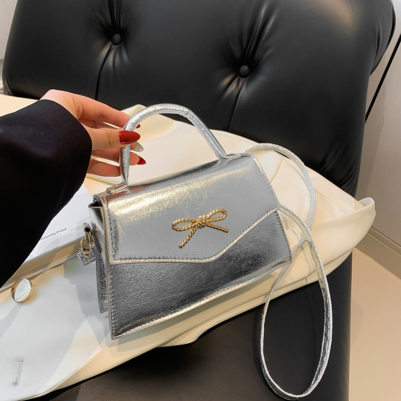 Geantă crossbody din PU, formă orizontal pătrată, închidere cu capac, curea unică, stil stradal